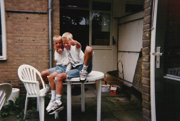 Nickey en Daan bij ome Ron