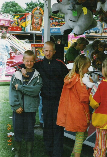 Nickey en Daan op de kermis,1997